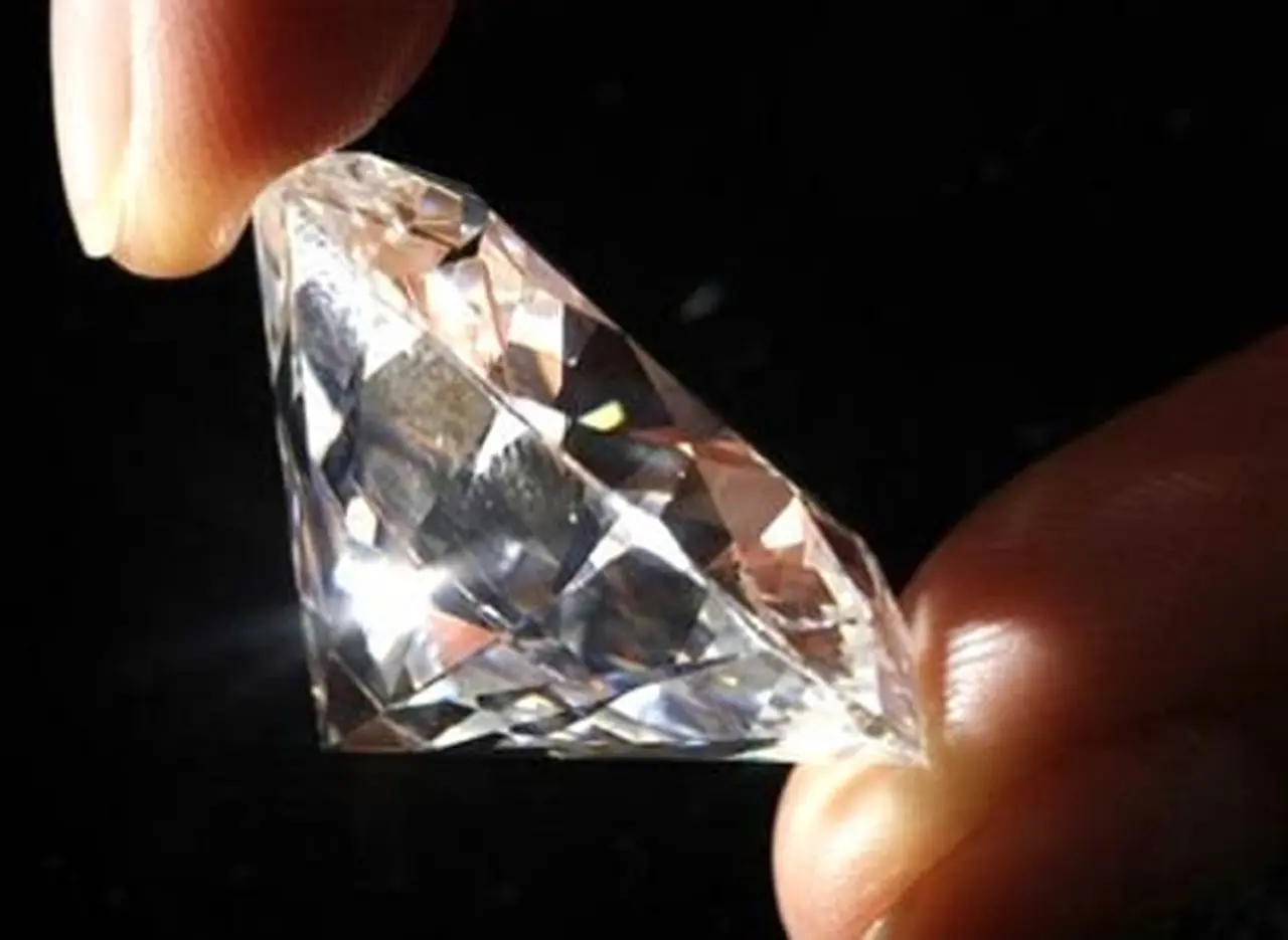 Subastarán un diamante de 118 quilates del tamaño de un huevo
