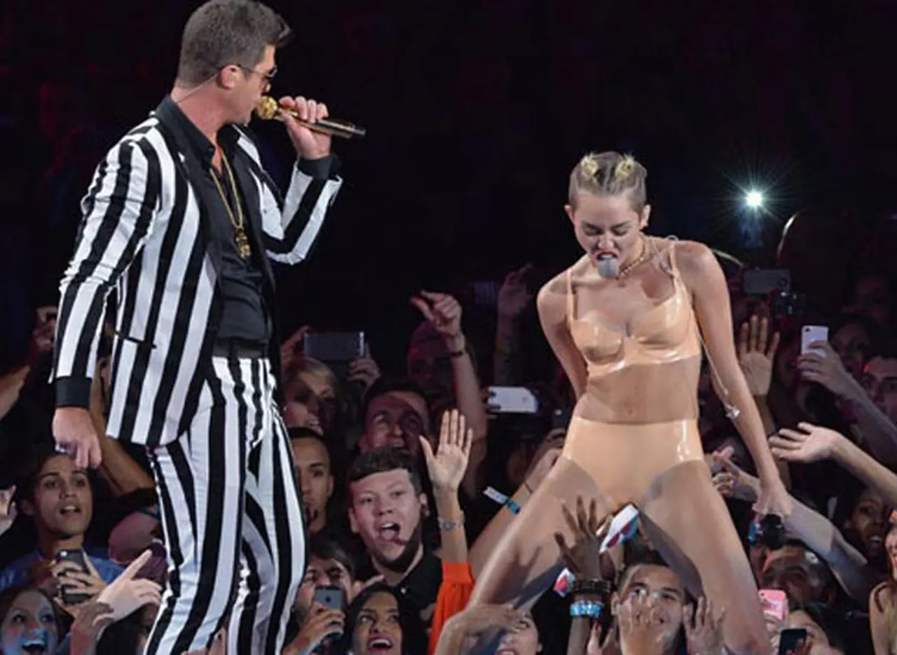 Vogue cancela portada con Miley Cyrus por su polémico baile erótico en MTV