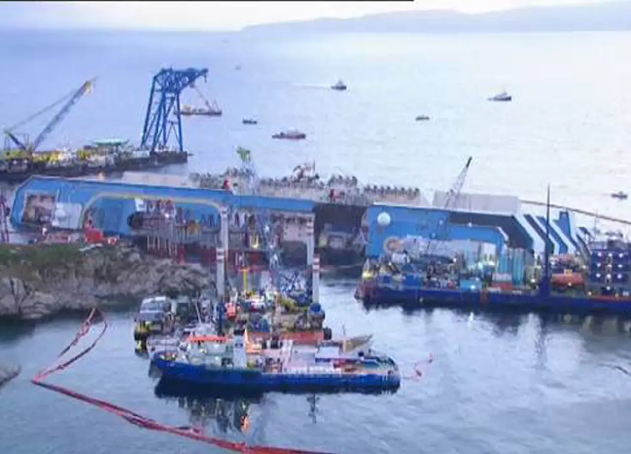 En una titánica tarea, comienzan a enderezar al Costa Concordia