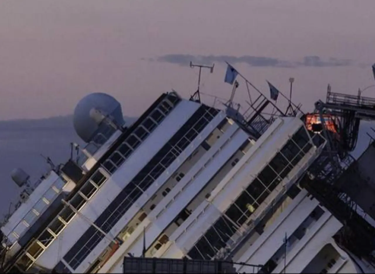 El rescate del Costa Concordia continúa durante toda la noche