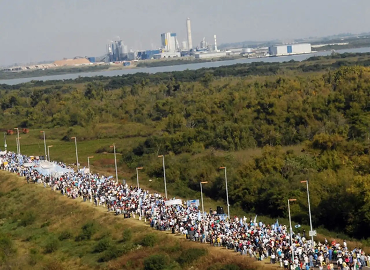 Ambientalisrtas marcharon contra la ex Botnia, pero no pudieron entrar a Uruguay