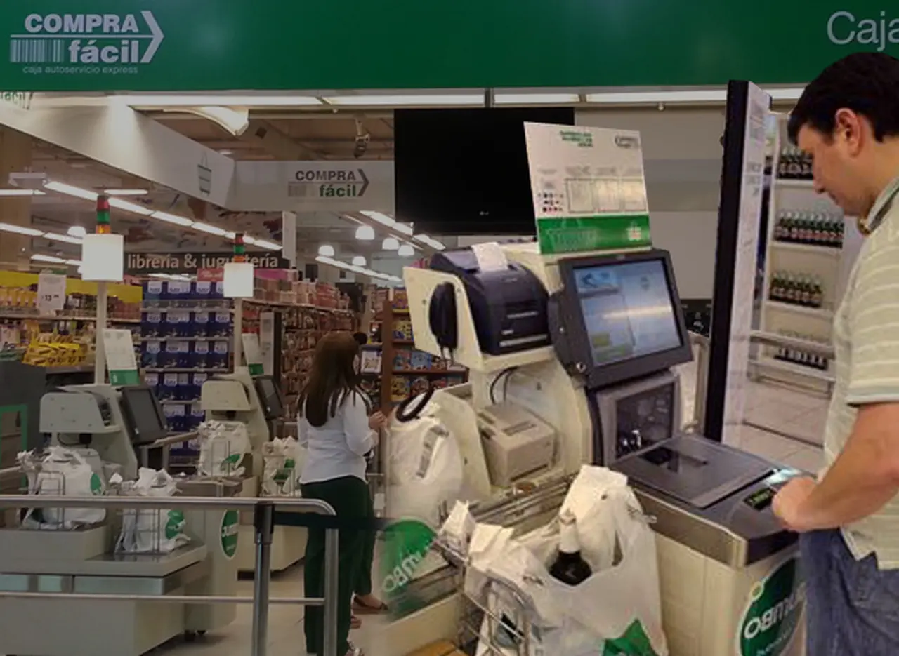 "Atiéndase usted mismo": para bajar costos, súper, restaurantes, cines y bancos impulsan el autoservice