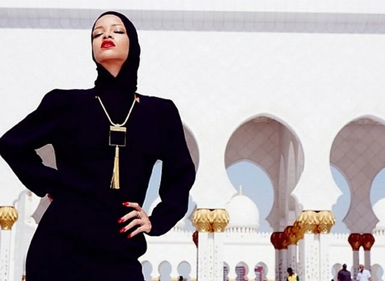 Echan a Rihanna de una mezquita en Abu Dhabi por posar en fotografí­as "inapropiadas"