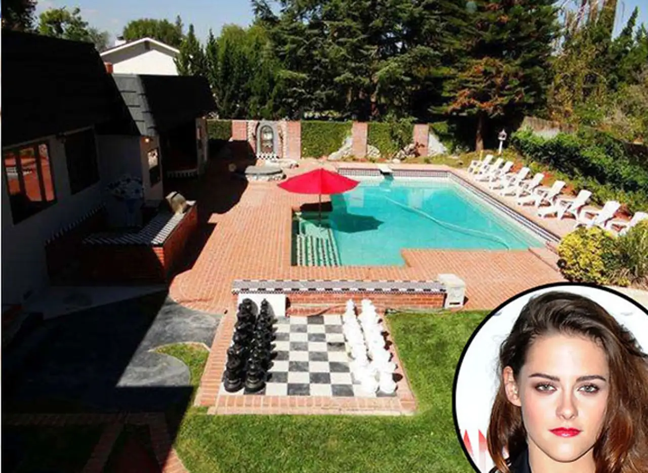 La familia de Kristen Stewart vende su mansión decorada como Alicia en el Paí­s de las Maravillas
