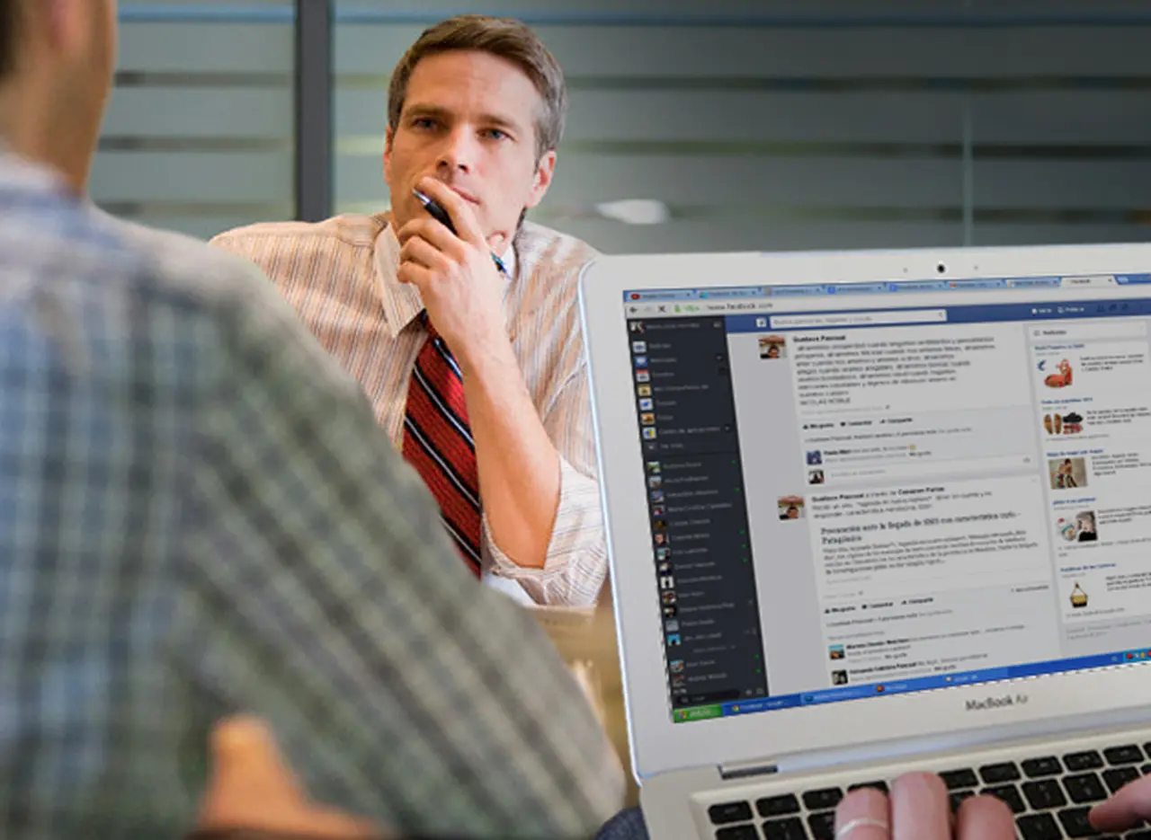 Con la lectura del CV ya no alcanza: ahora las empresas revisan cuentas de Facebook y Twitter de los candidatos