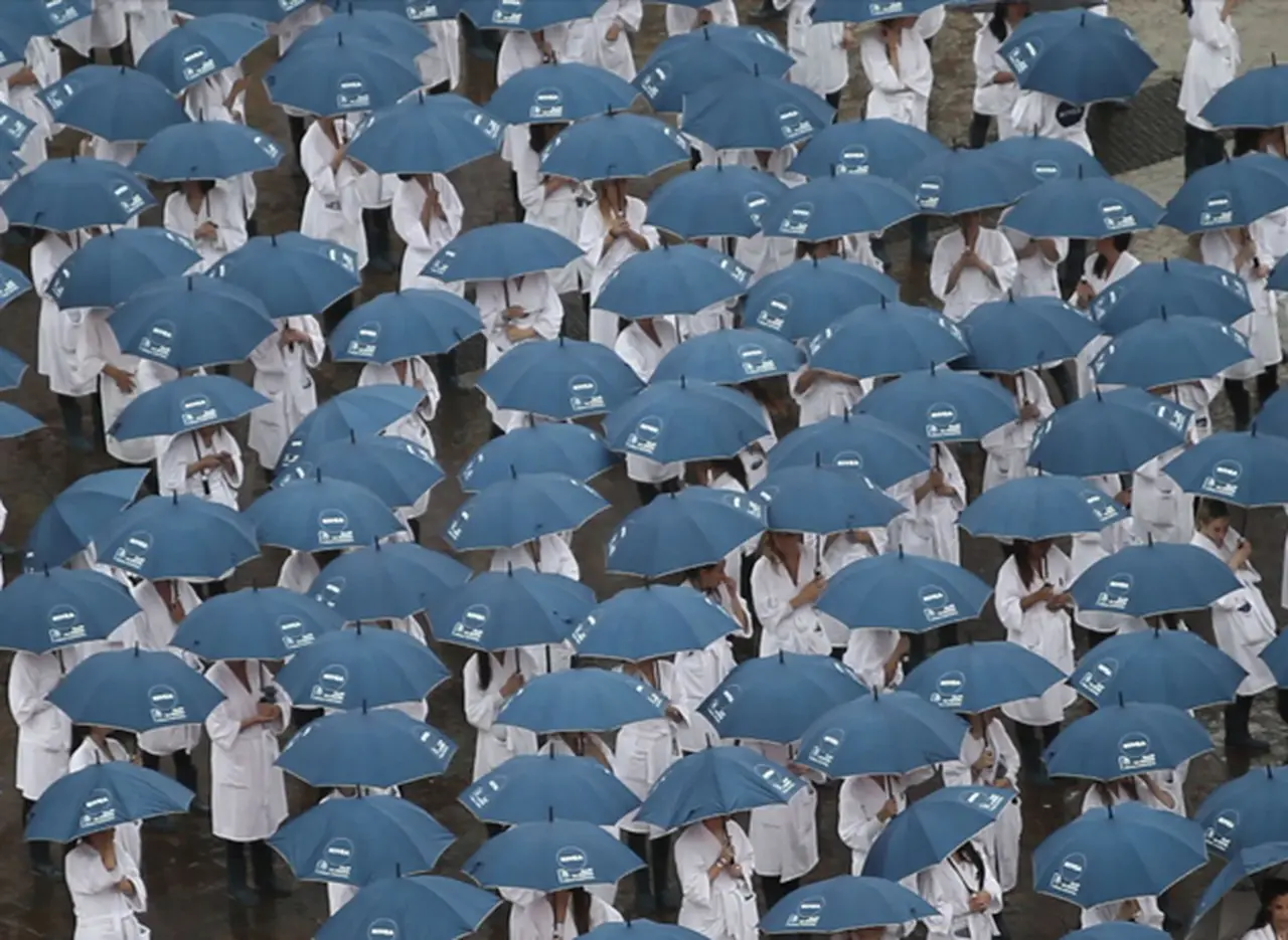 Al estilo Mary Poppins, Nivea llenó de paraguas la 9 de Julio