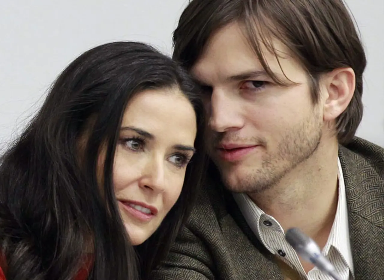 Demi Moore y Ashton Kutcher se divorcian dos años después de su separación