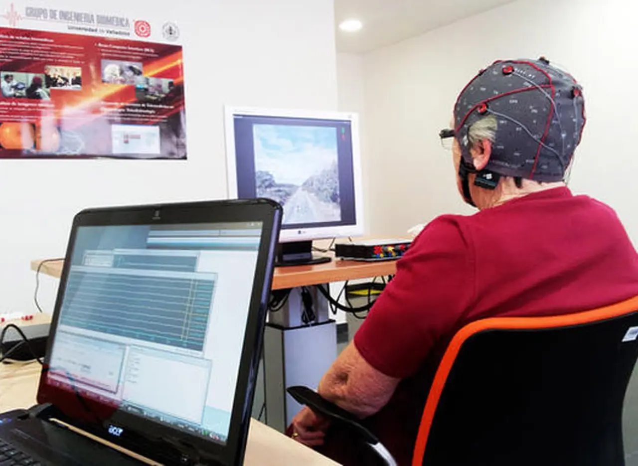 Diseñan un casco inteligente que transforma los deseos en órdenes