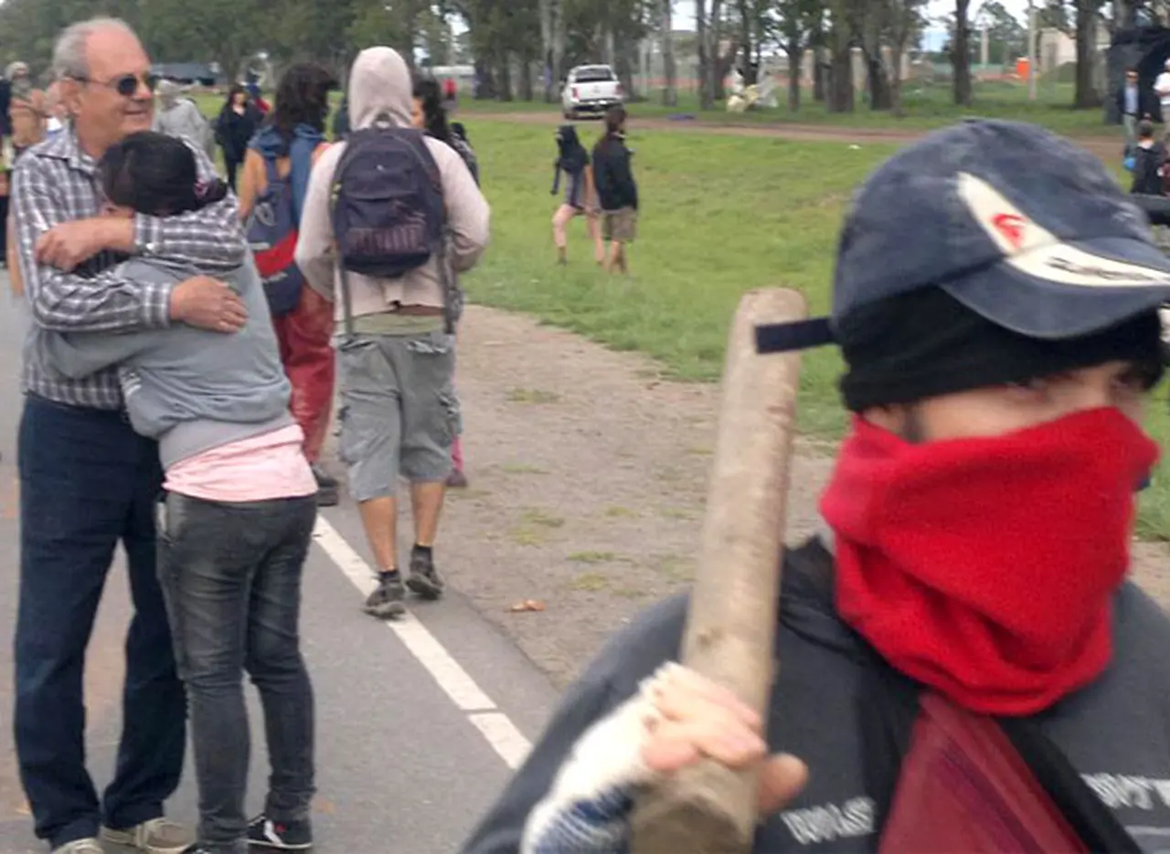 Batalla campal y tiros entre ambientalistas y miembros de la UOCRA en la planta de Monsanto