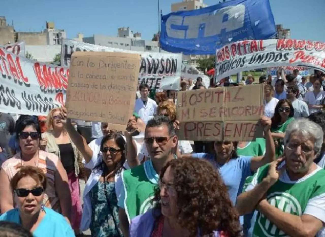 Los estatales vuelven a las calles para rechazar despidos masivos