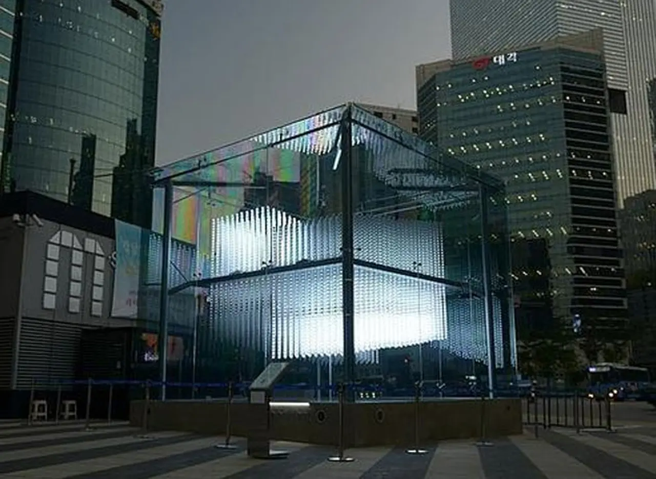 Un enorme cubo hipnótico transforma el barrio del Gangnam Style