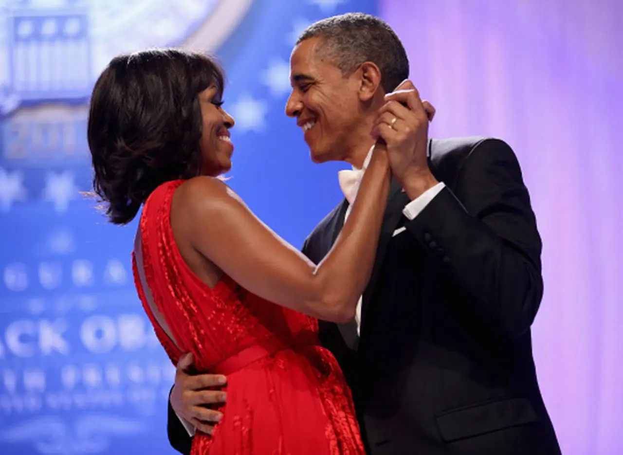 Peculiar invitación de  Michelle Obama a su cumpleaños: "Vengan comidos y en zapatillas"