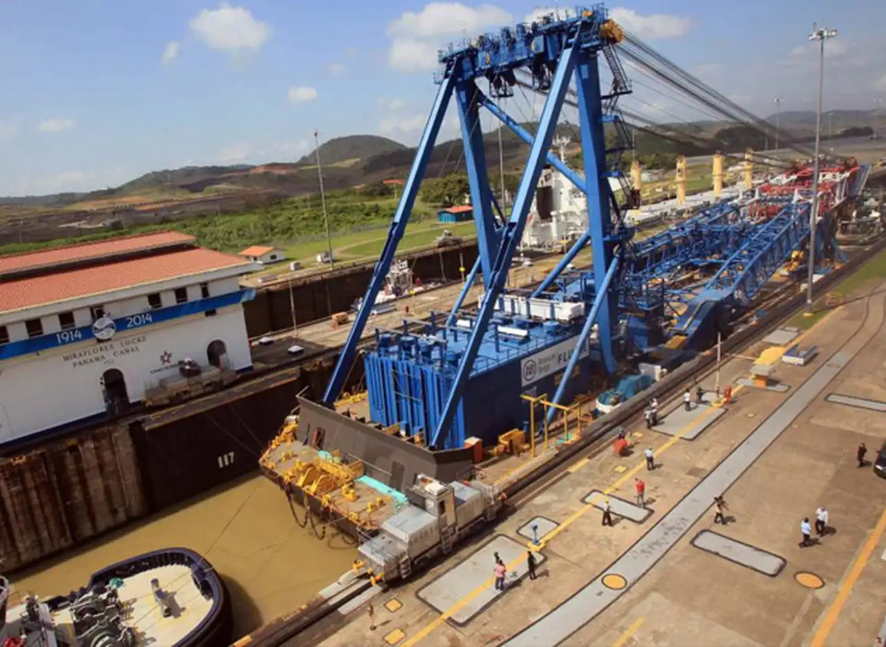 Una grúa que mide como un edificio de 25 pisos atravesó el Canal de Panamá