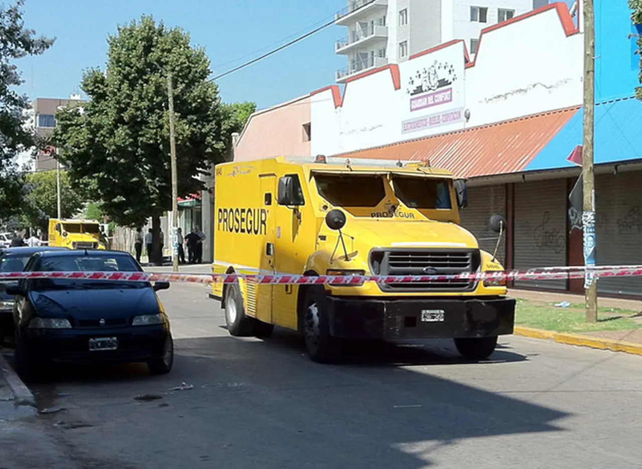 Tiroteo en plena cola del banco: hay al menos siete heridos por un intento de asalto a un blindado