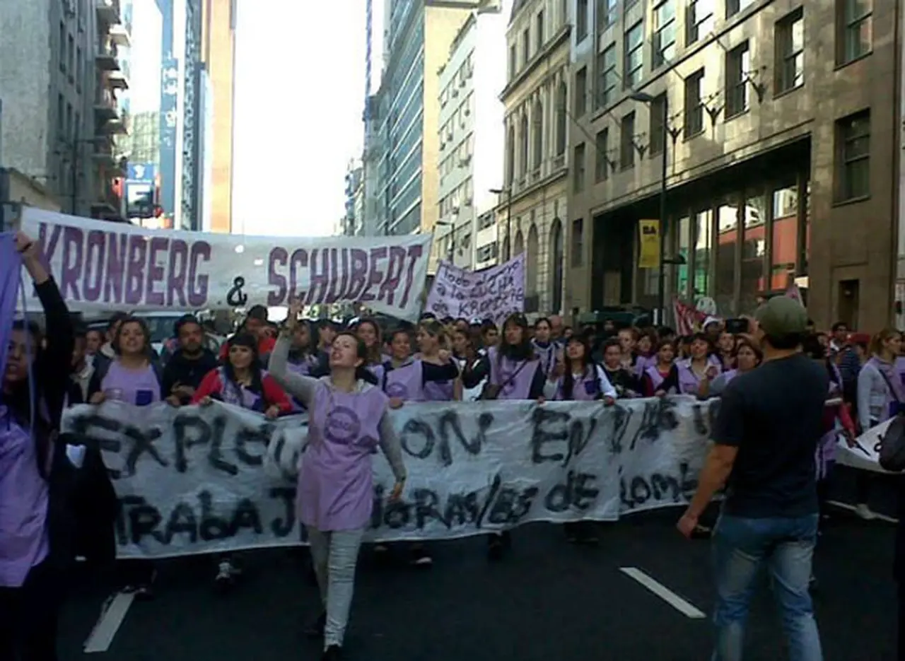 Por despidos masivos, trabajadoras de autopartista marchan al microcentro