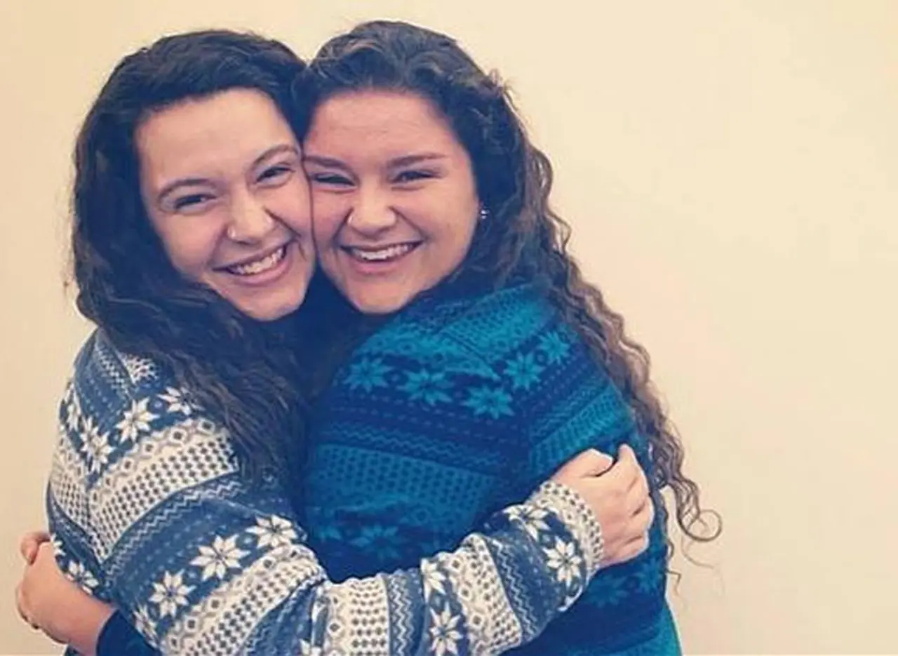 De amigas a hermanas: descubrieron que son hijas del mismo donante de esperma