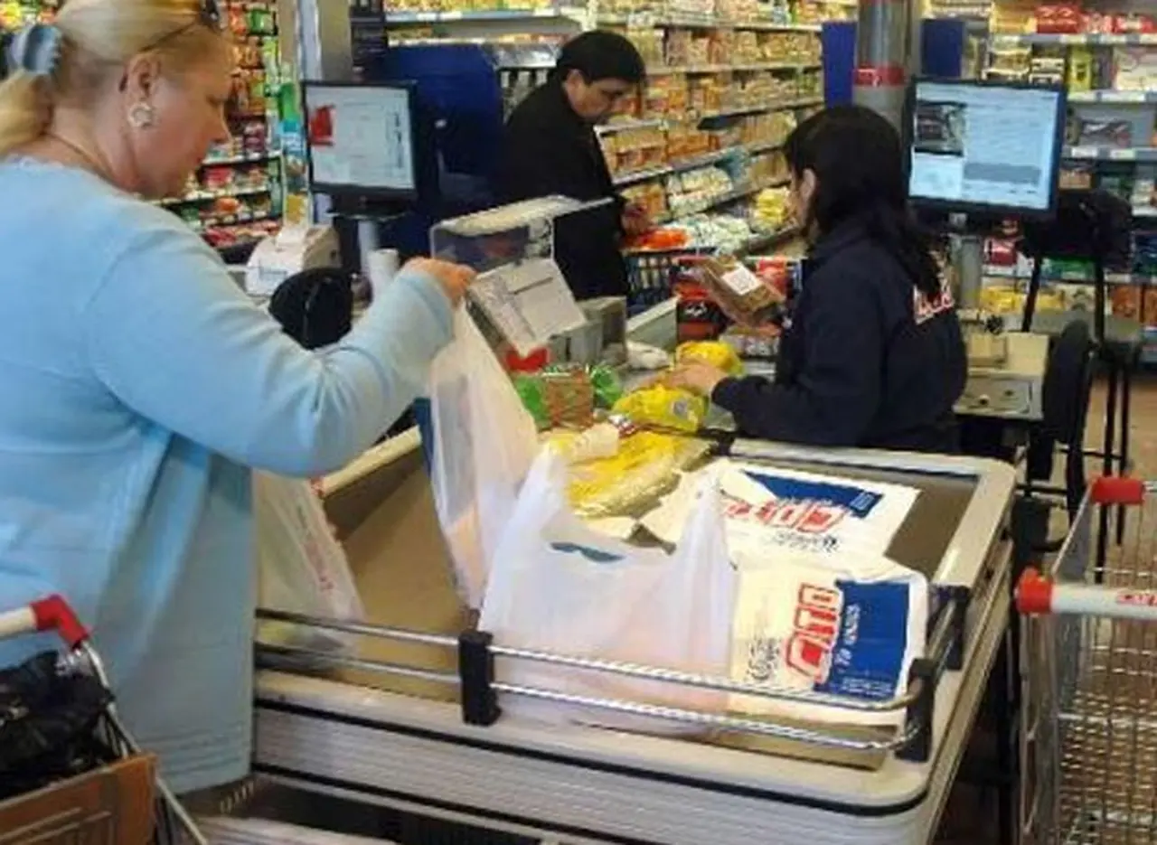 Aseguran que la diferencia de precios entre las góndolas y las cajas "es habitual"
