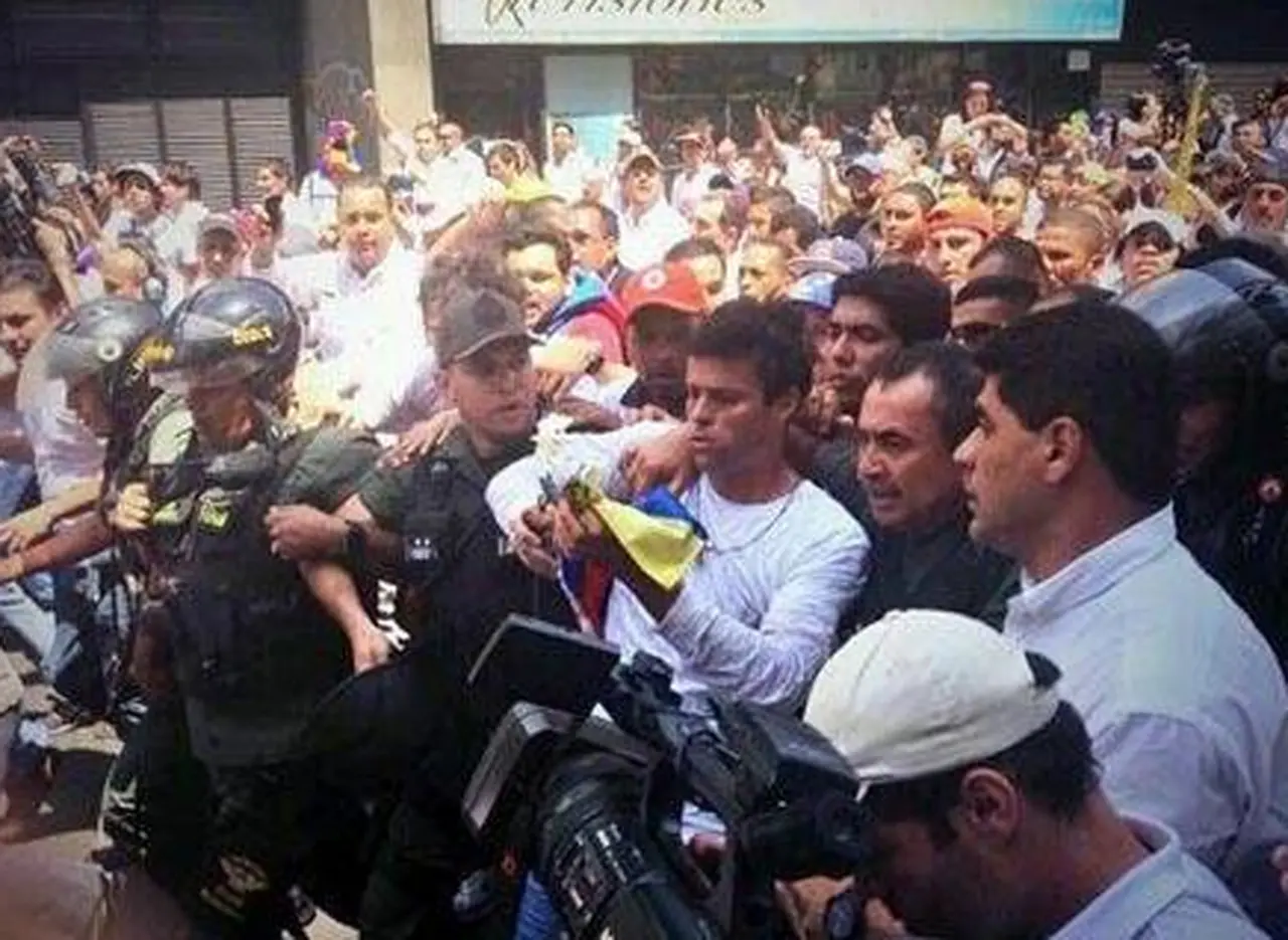 Protestas en Venezuela: Leopoldo López se entregó a funcionarios de la Guardia Nacional
