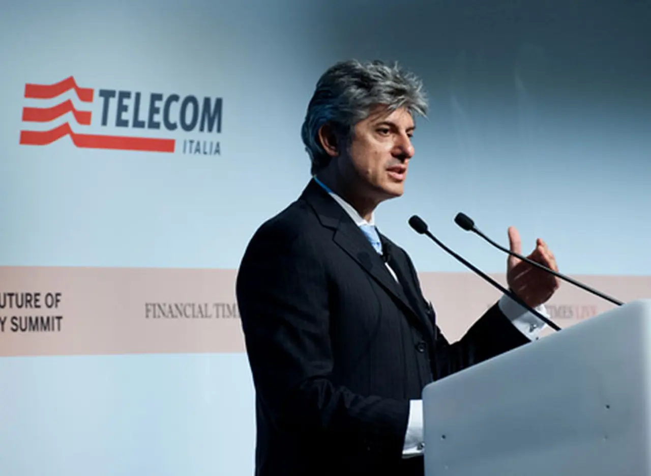 Telecom Italia negocia la salida de su presidente ejecutivo