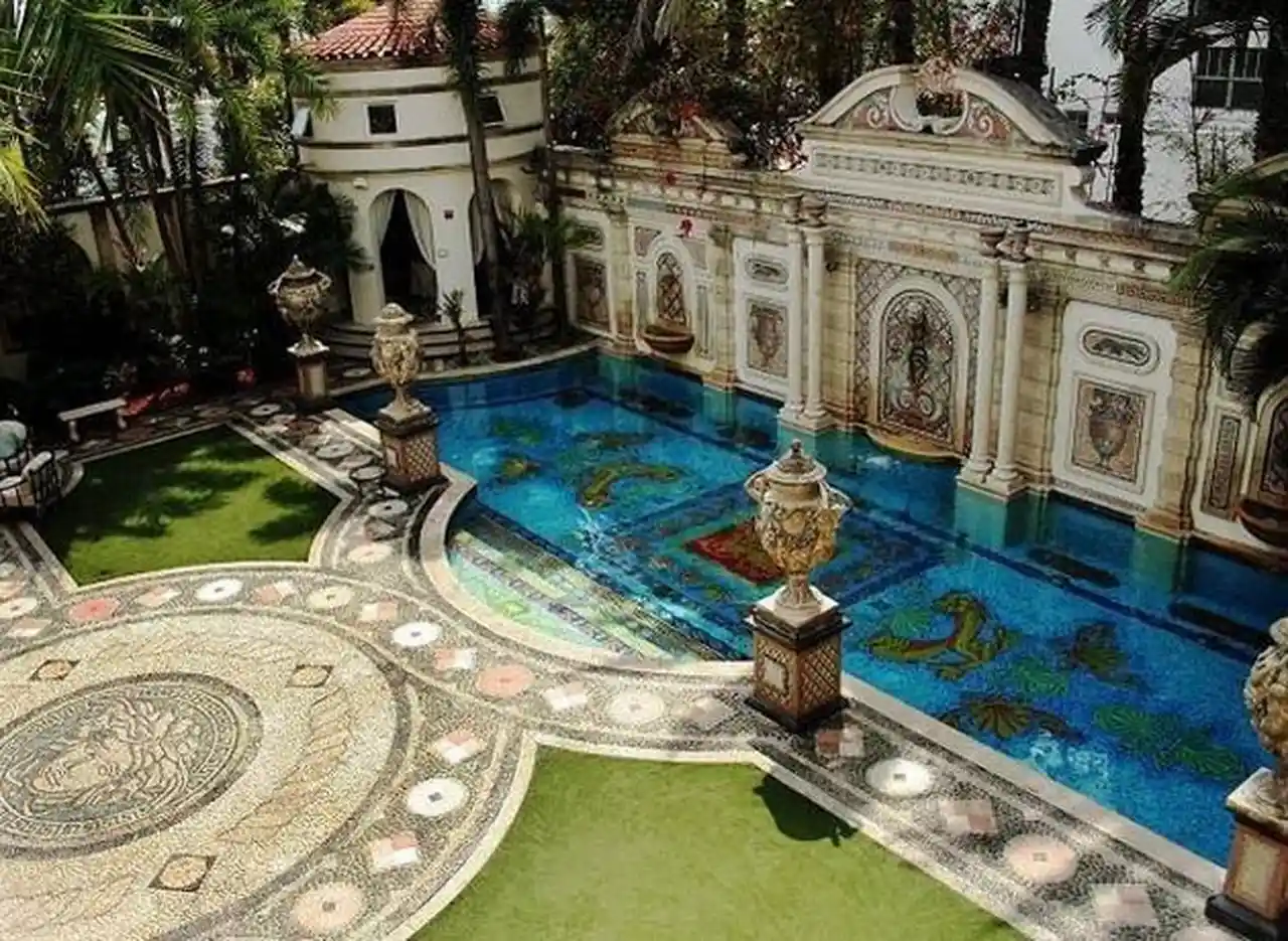Los Beckham compraron la mansión "maldita" de Versace