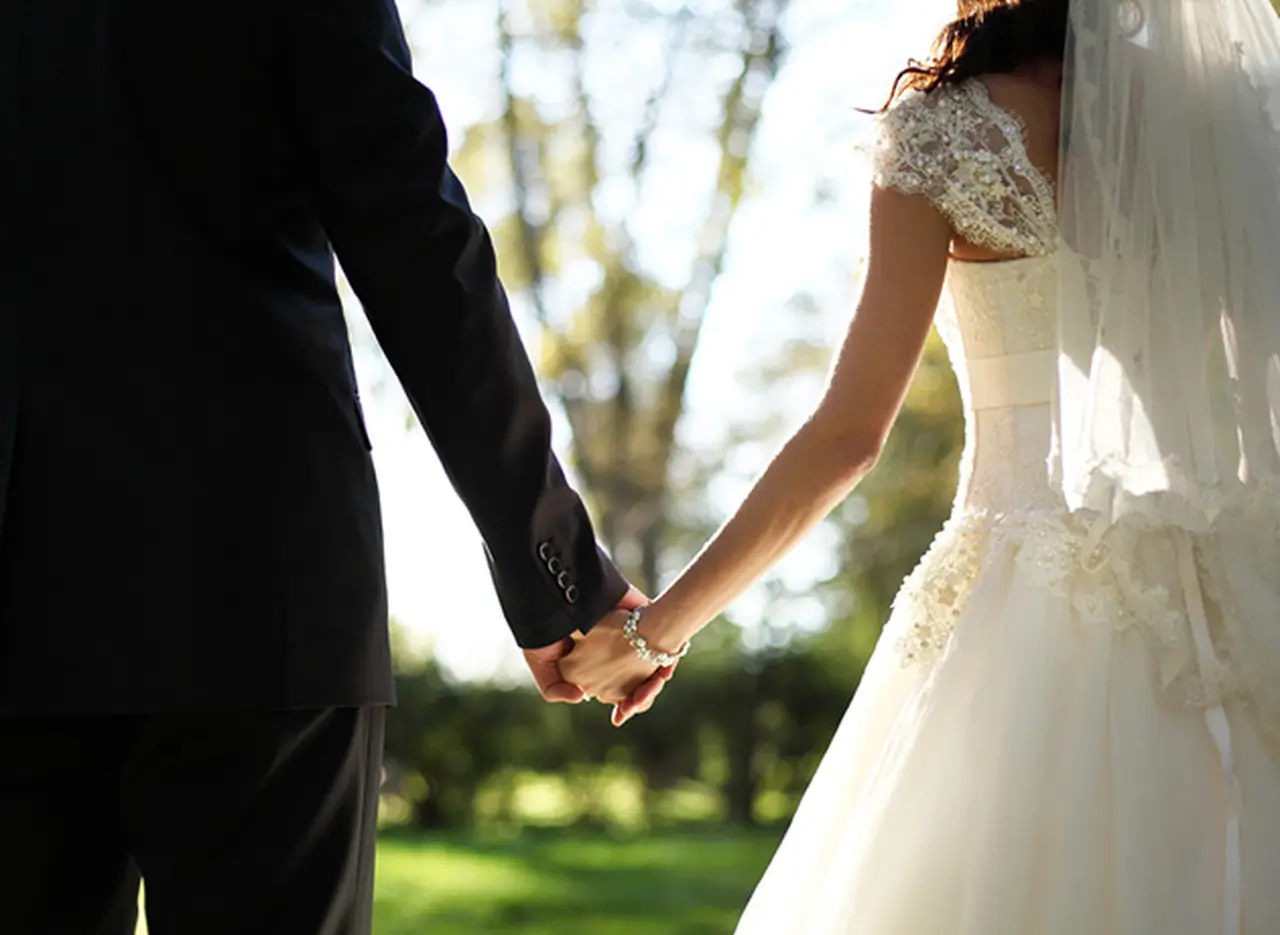 Ante la falta de casamientos en el paí­s, los jóvenes inventan "falsas bodas"