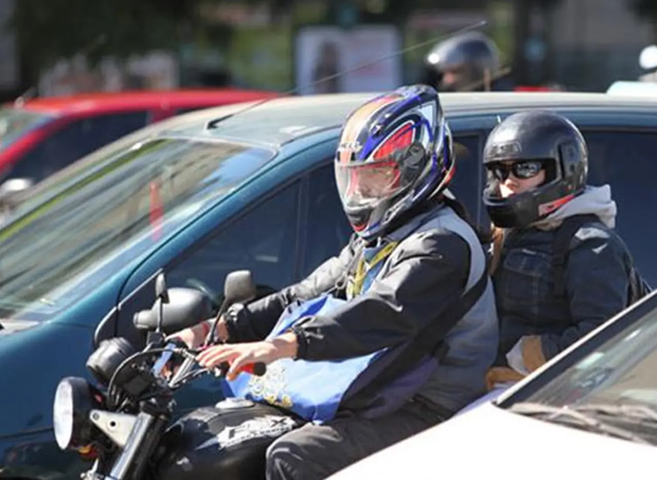 En Provincia, acompañantes de motos deberán llevar casco y chaleco con número de patente