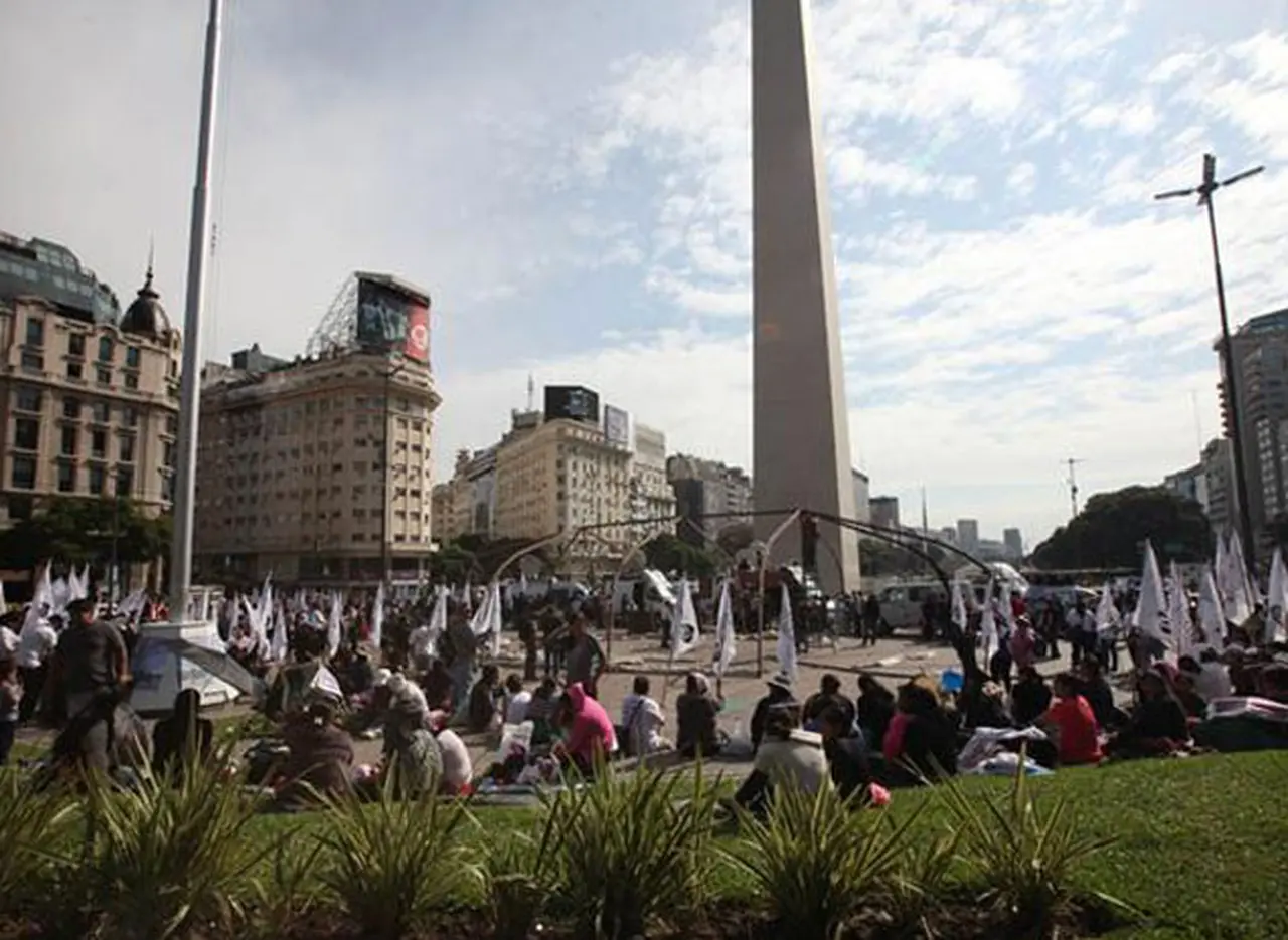 Instalan una carpa en el Obelisco en reclamo de la urbanización de villas