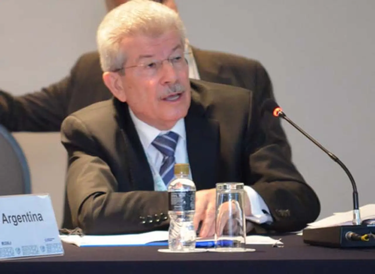 Fábrega viaja a Basilea para negociar una lí­nea de crédito con el BIS
