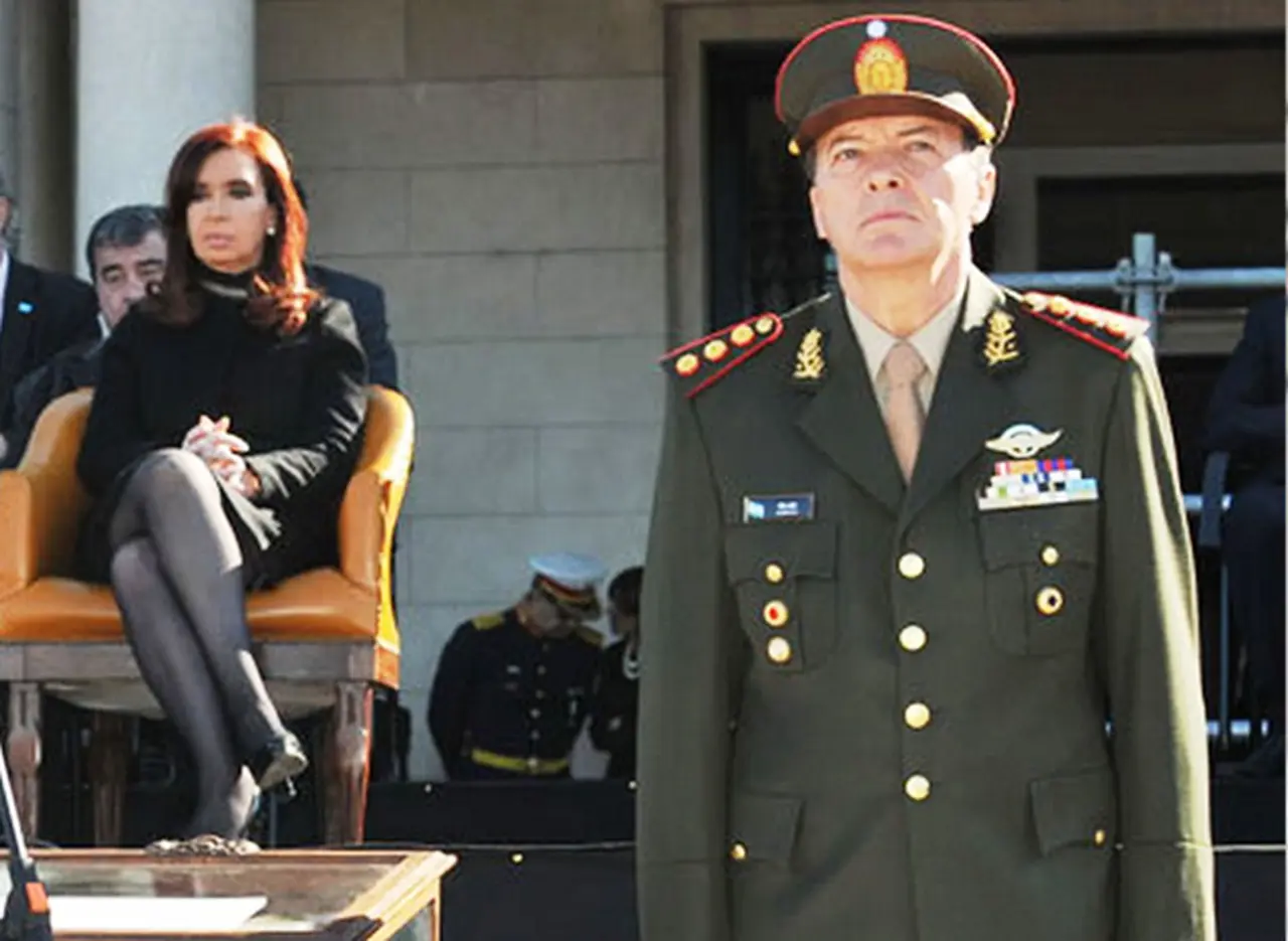 El kirchnerismo aprobó la creación de la Universidad de la Defensa y Carrió dice que se trata de un "autogolpe"
