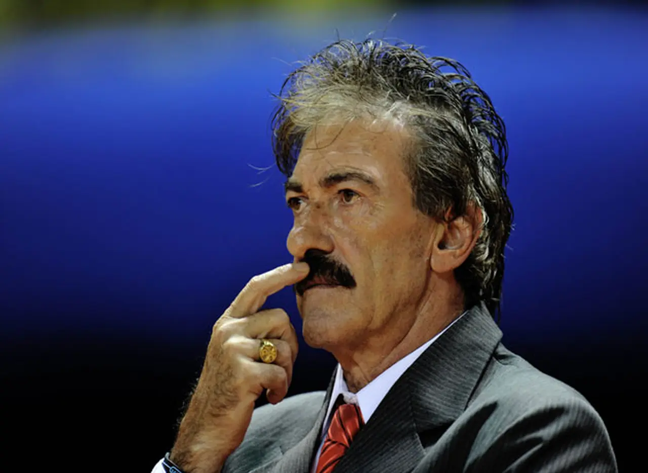 Denuncian penalmente al DT Ricardo La Volpe por acoso sexual