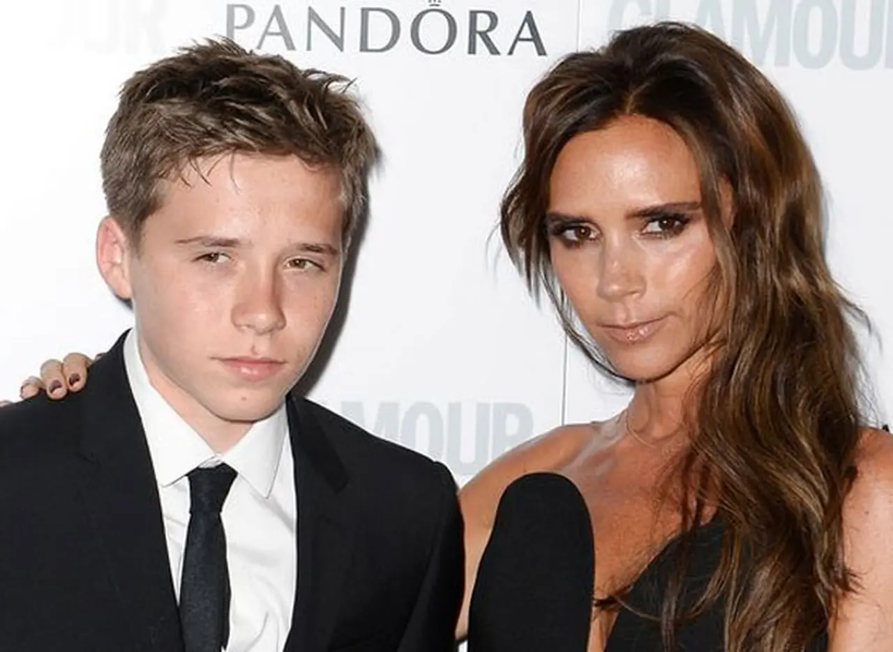 El hijo de David y Victoria Beckham, mozo en un bar de Londres