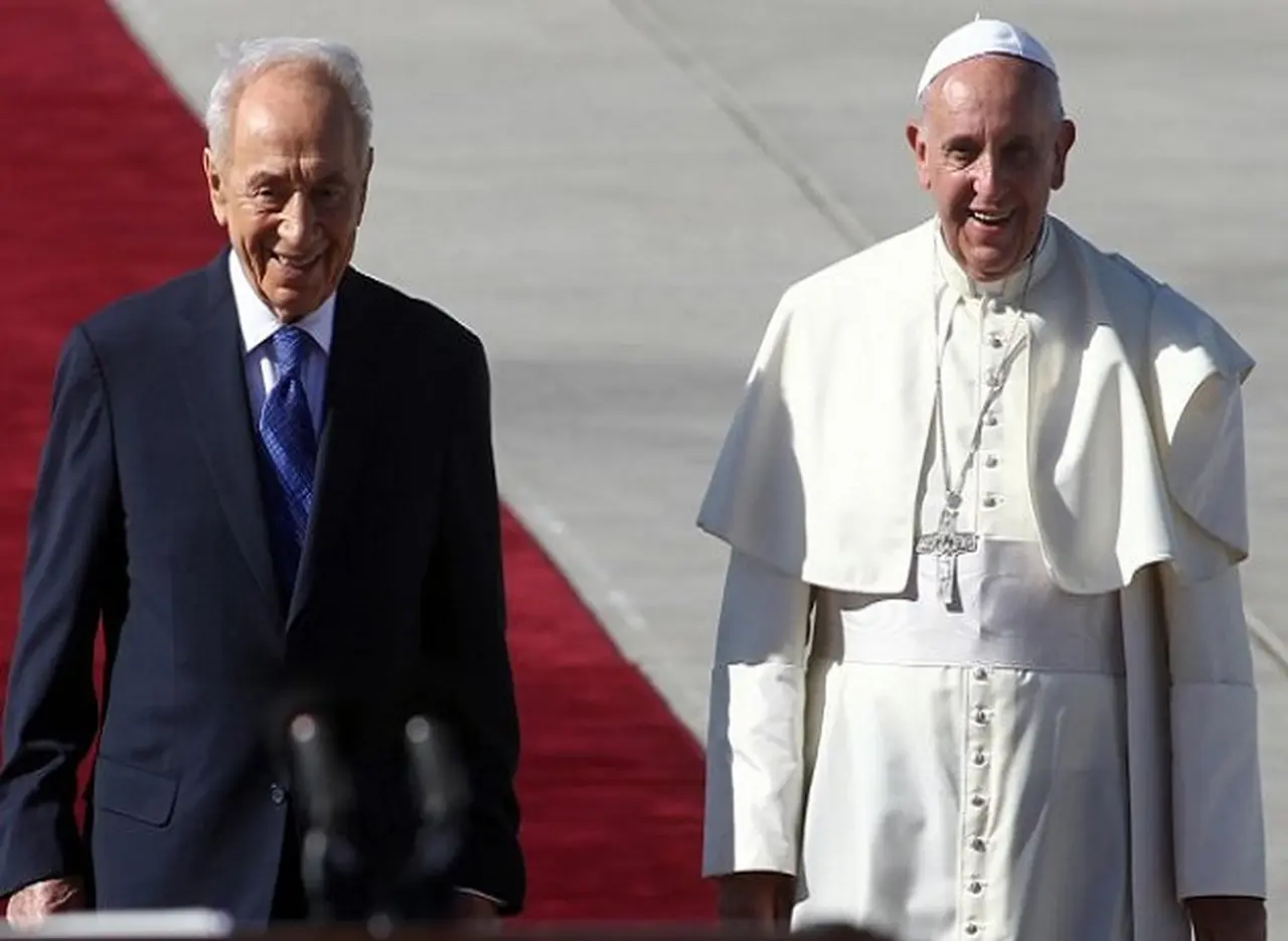 Shimon Peres, al papa Francisco: "Usted nos abre una nueva puerta para la paz"