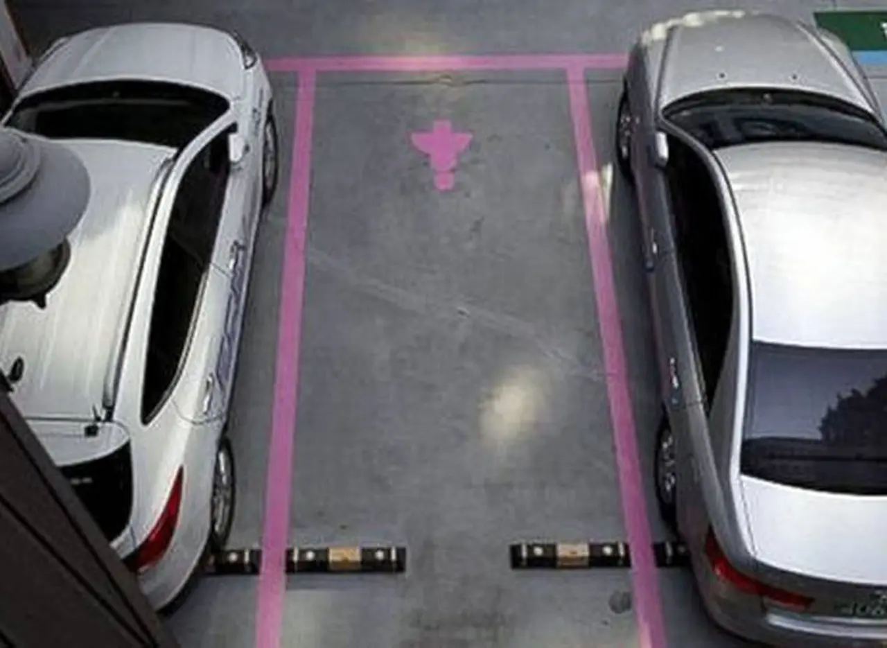 Polémica en Seúl: crean estacionamientos más anchos para las mujeres