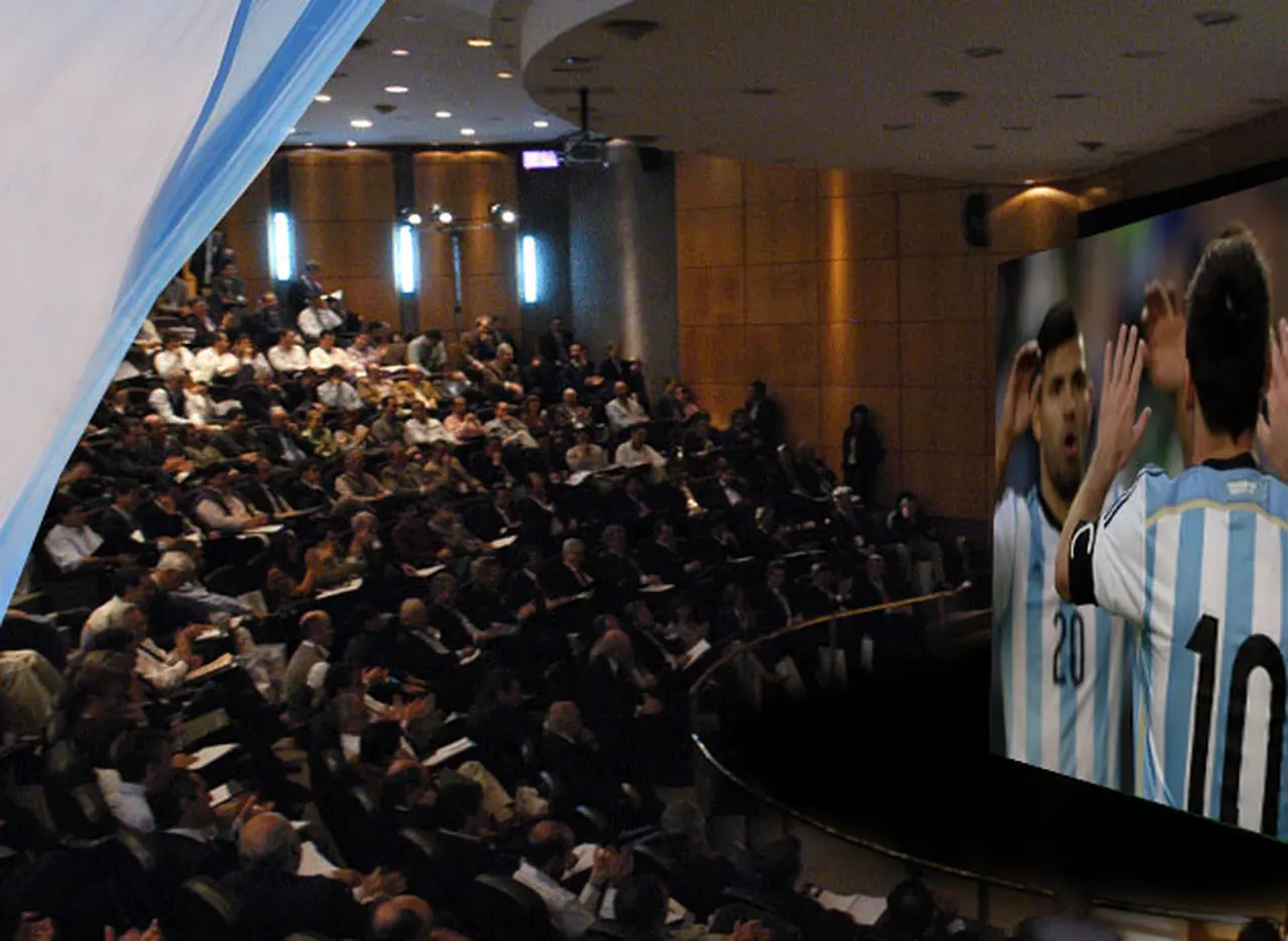 Vocación futbolera: escuelas de negocios y universidades reprograman las clases para alentar a la Selección