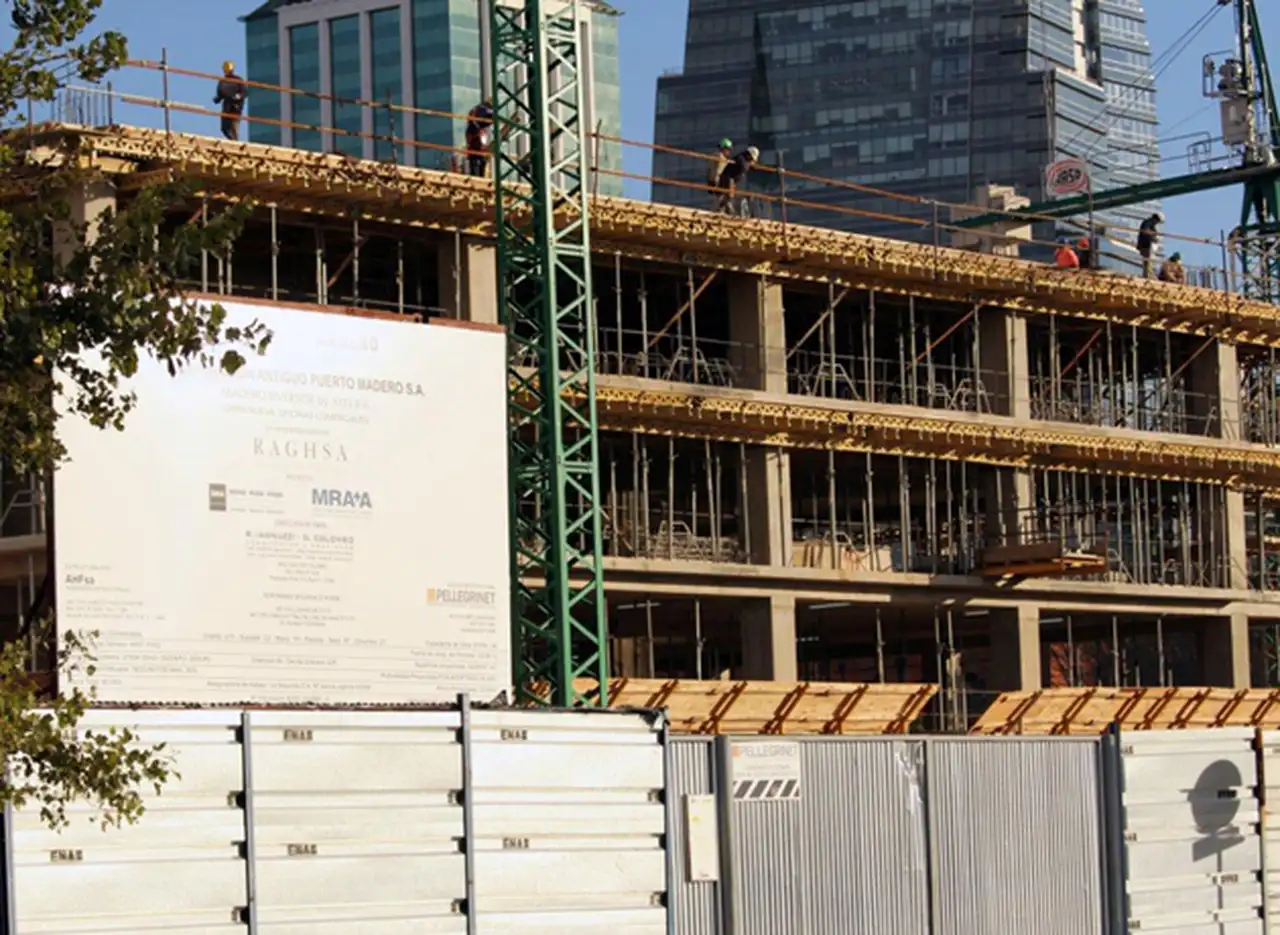 La AFIP allanó una constructora que vendí­a a u$s6.000 el m2 y pagaba sueldos en negro