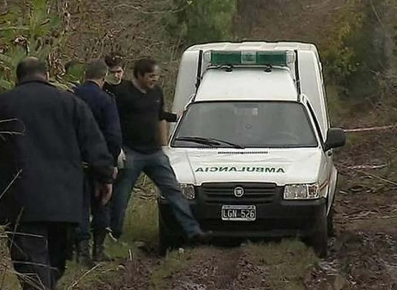 Encuentran el cadáver de una mujer junto a su bebé con vida en un descampado