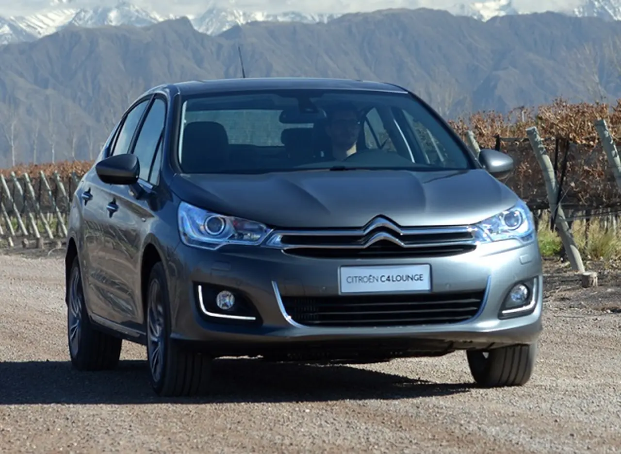 Afectada por el "impuestazo", Citroí«n reestructura la gama del C4 Lounge