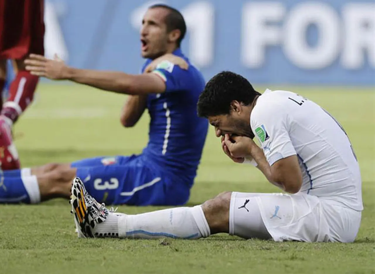 La FIFA anunció que estudiará el mordiscón de Suárez y podrí­a sancionarlo