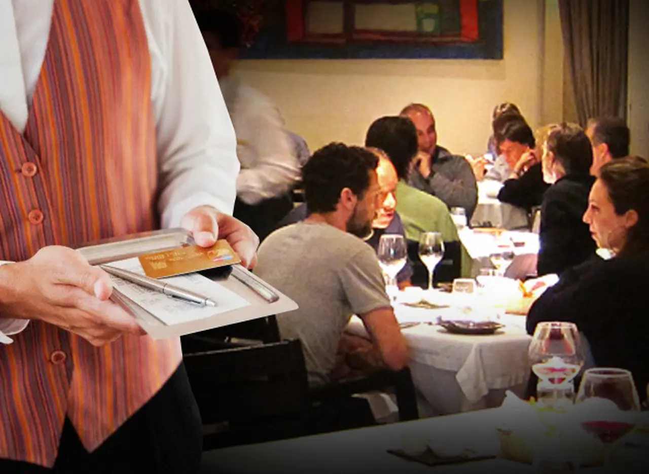 Una nueva: la AFIP no permitirá que bares, restaurantes y hoteles emitan facturas "A" a sus clientes