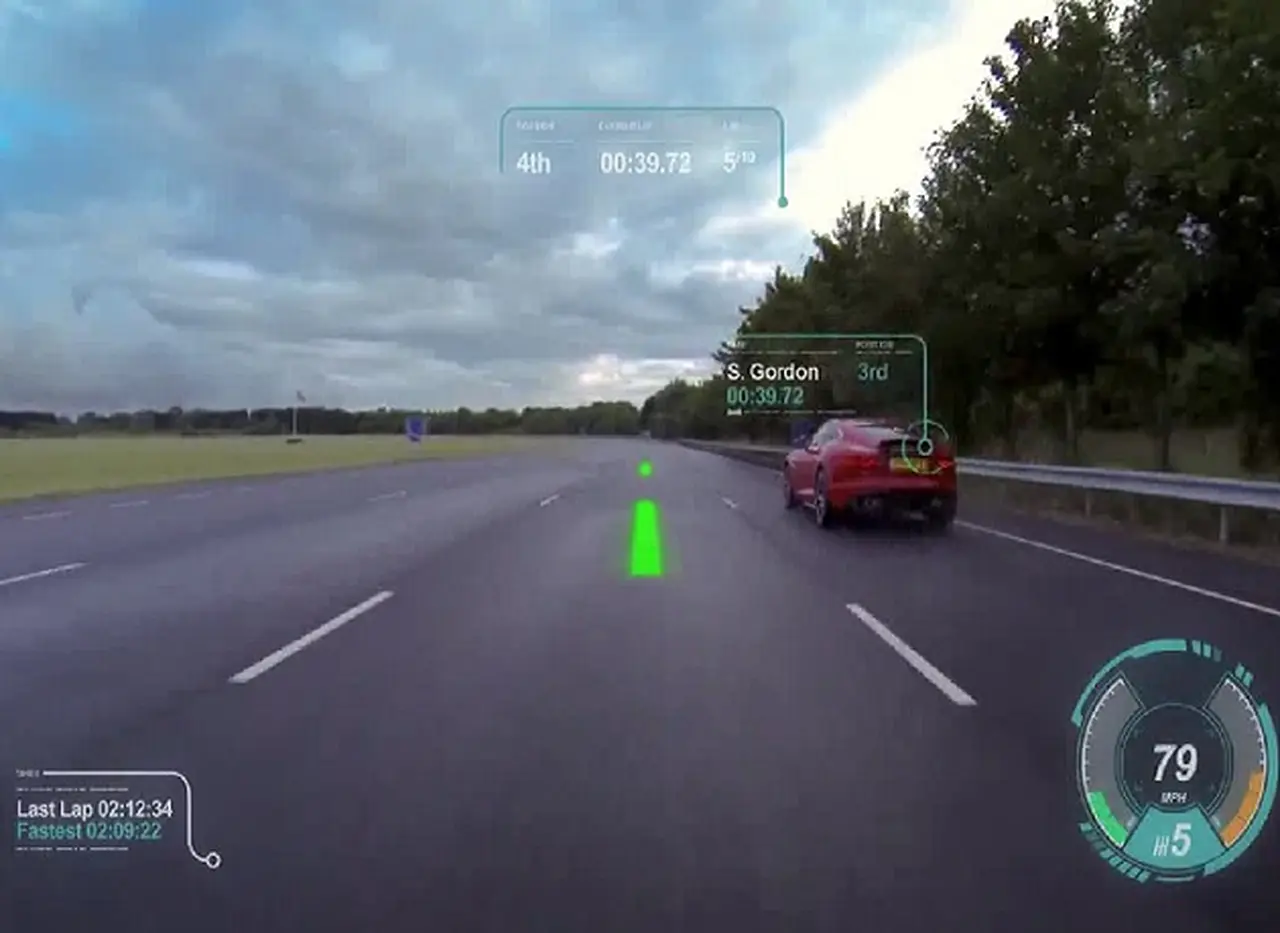 Jaguar avanza en un nuevo desarrollo y transforma el parabrisas en una pantalla de información