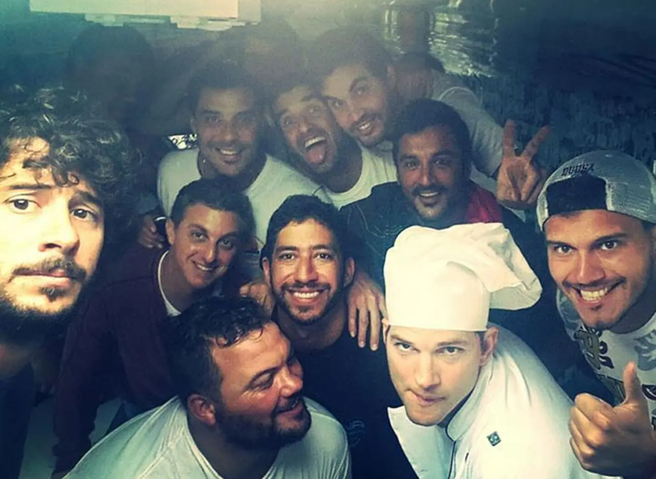 Ashton Kutcher celebró con hinchas argentinos en el Mundial y se animó a tomar mate