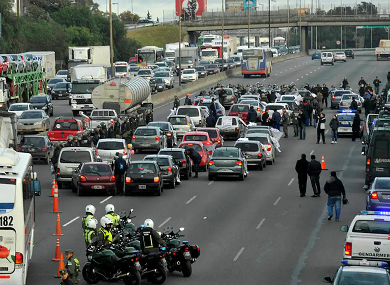 Trabajadores de Lear volvieron a hacer un piquete con autos en Panamericana