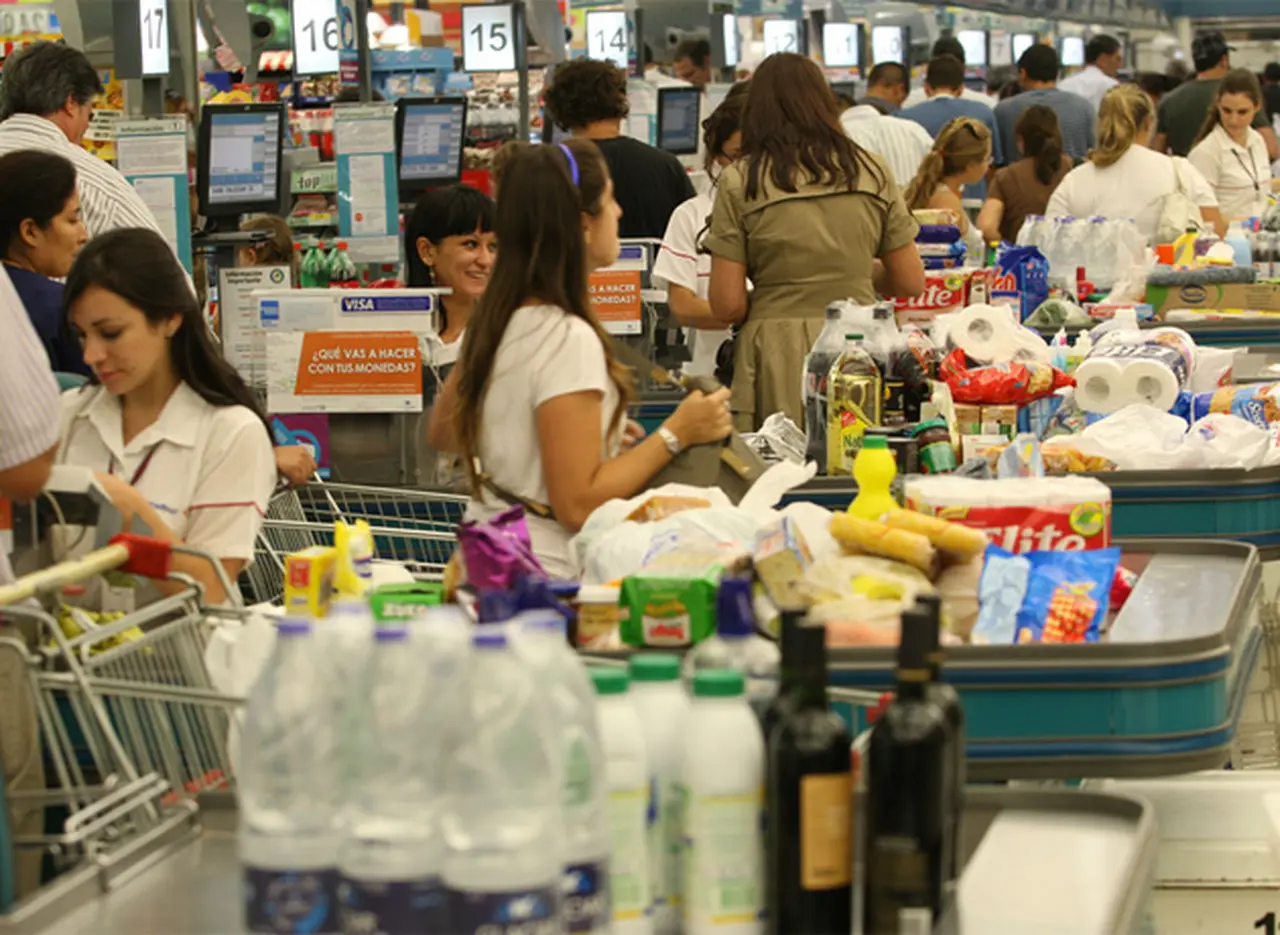 Estafa en las góndolas: algunos supermercados remarcan el precio más del doble