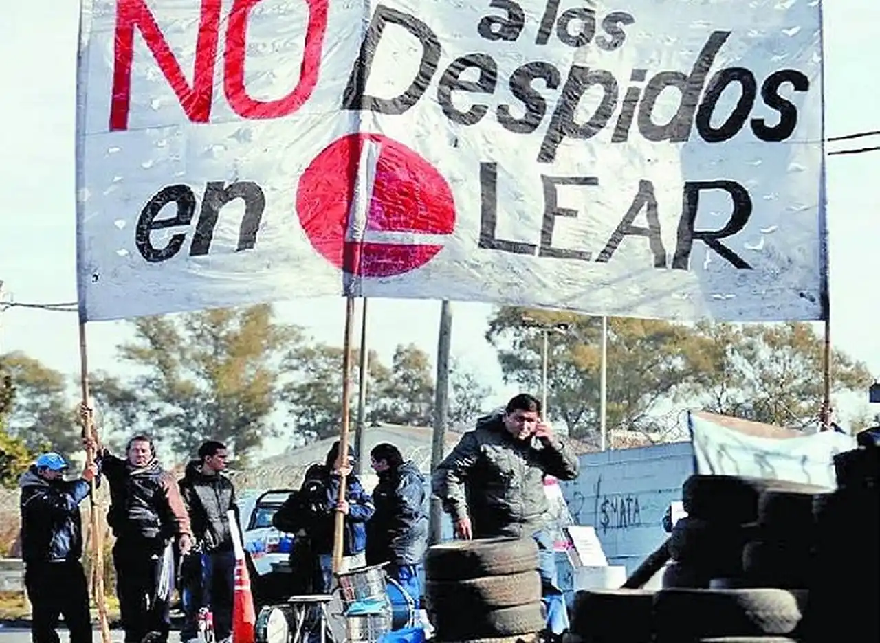 Con un fuerte operativo de seguridad, la autopartista Lear reabrió sus puertas