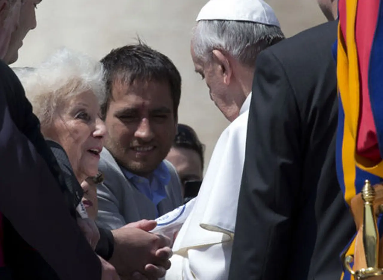 La emotiva carta del papa Francisco a Estela de Carlotto: "Gracias señora por su lucha"