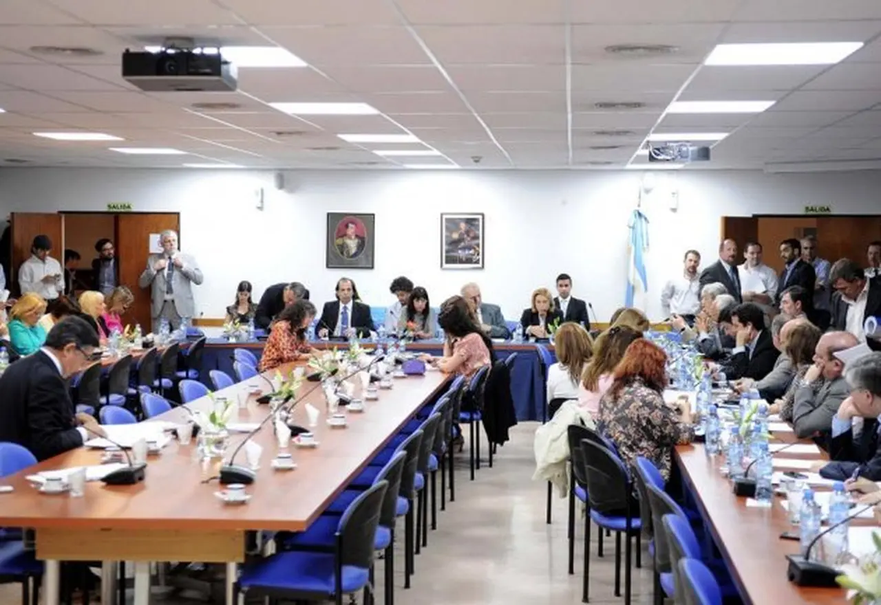 El proyecto para controlar al sector privado llega hoy al Congreso