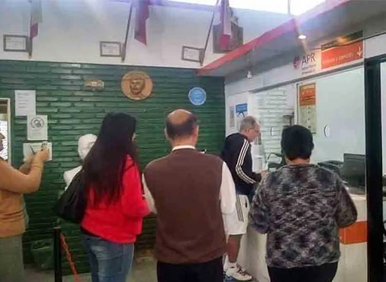 Sabella fue a pagar los impuestos en Tolosa e hizo la cola como uno más