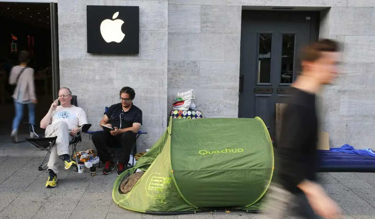 Cola de clientes ante un Apple Store en Berlín, Alemania.