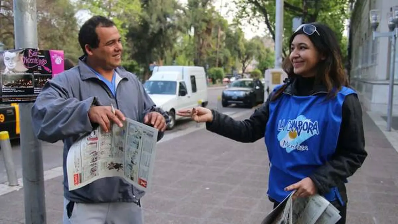 La Cámpora ataca de nuevo: ahora reparte un diario trucho de Clarí­n