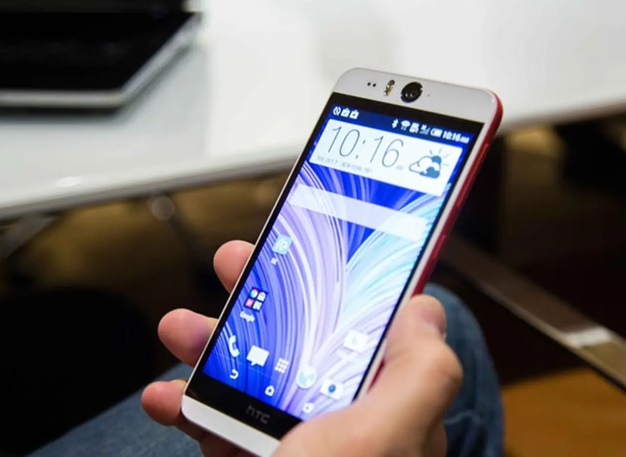 HTC presenta su nuevo "smartphone" y una pequeña cámara portátil
